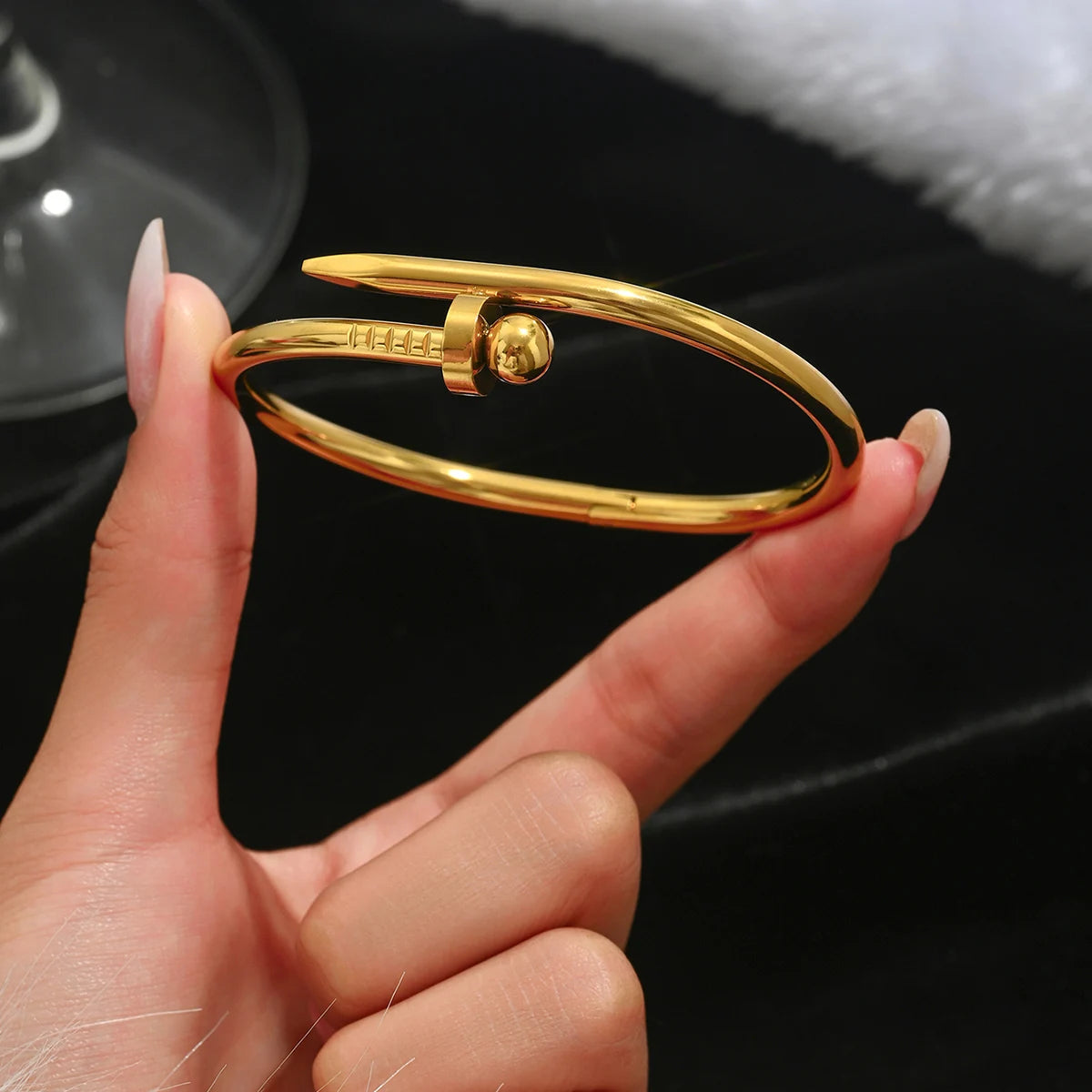 UILZ Europa y Estados Unidos pulsera de la suerte de trébol de cuatro hojas de acero inoxidable caliente pulsera de uñas de moda para mujer brazaletes de oro