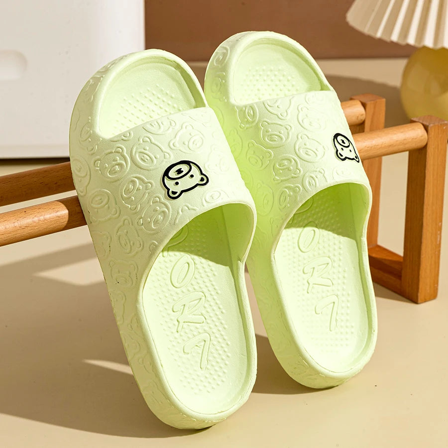 Zapatillas de moda de verano para hombre, sandalias con estampado de osito, baño interior, antideslizantes, suaves, zapatos informales para dormitorio para mujer, pareja