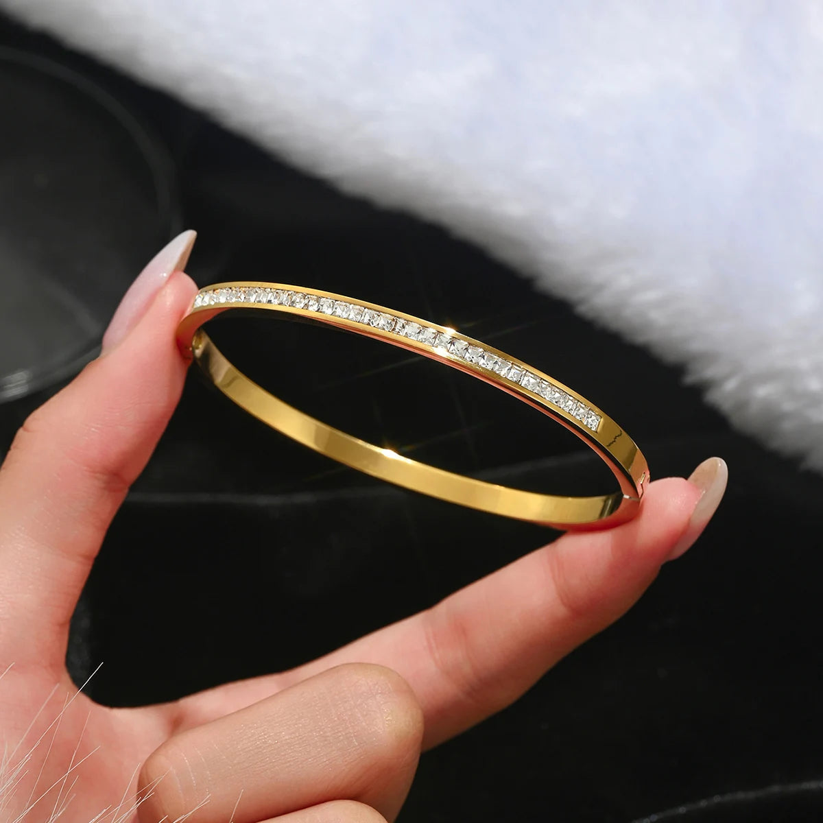 UILZ Europa y Estados Unidos pulsera de la suerte de trébol de cuatro hojas de acero inoxidable caliente pulsera de uñas de moda para mujer brazaletes de oro