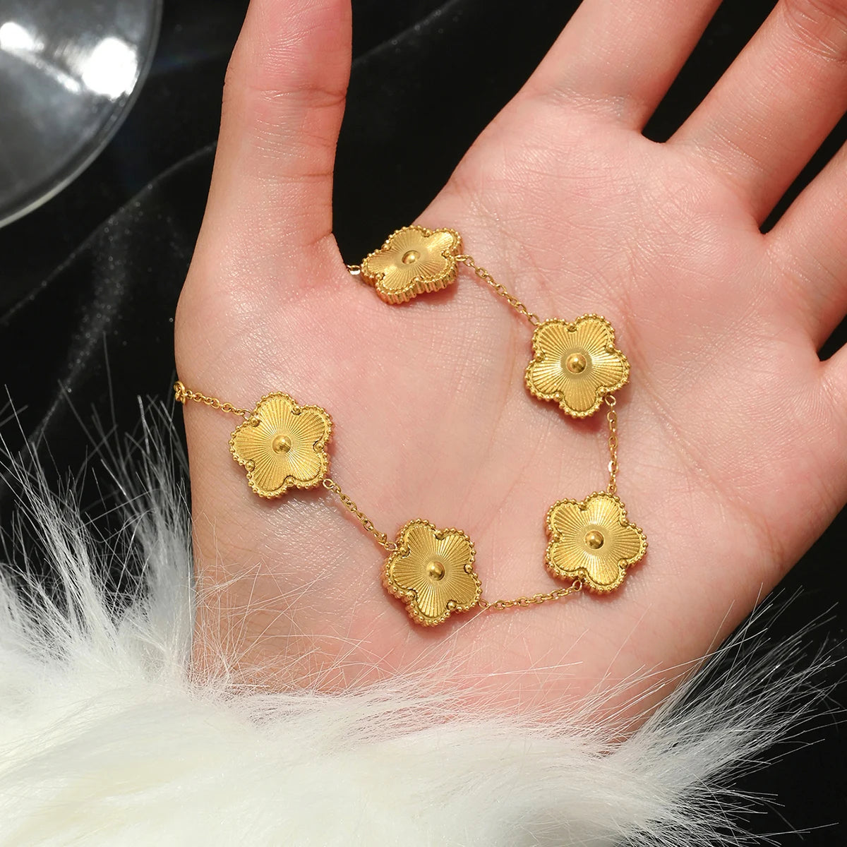 UILZ Europa y Estados Unidos pulsera de la suerte de trébol de cuatro hojas de acero inoxidable caliente pulsera de uñas de moda para mujer brazaletes de oro