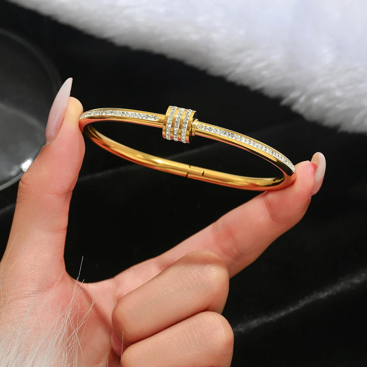 UILZ Europa y Estados Unidos pulsera de la suerte de trébol de cuatro hojas de acero inoxidable caliente pulsera de uñas de moda para mujer brazaletes de oro